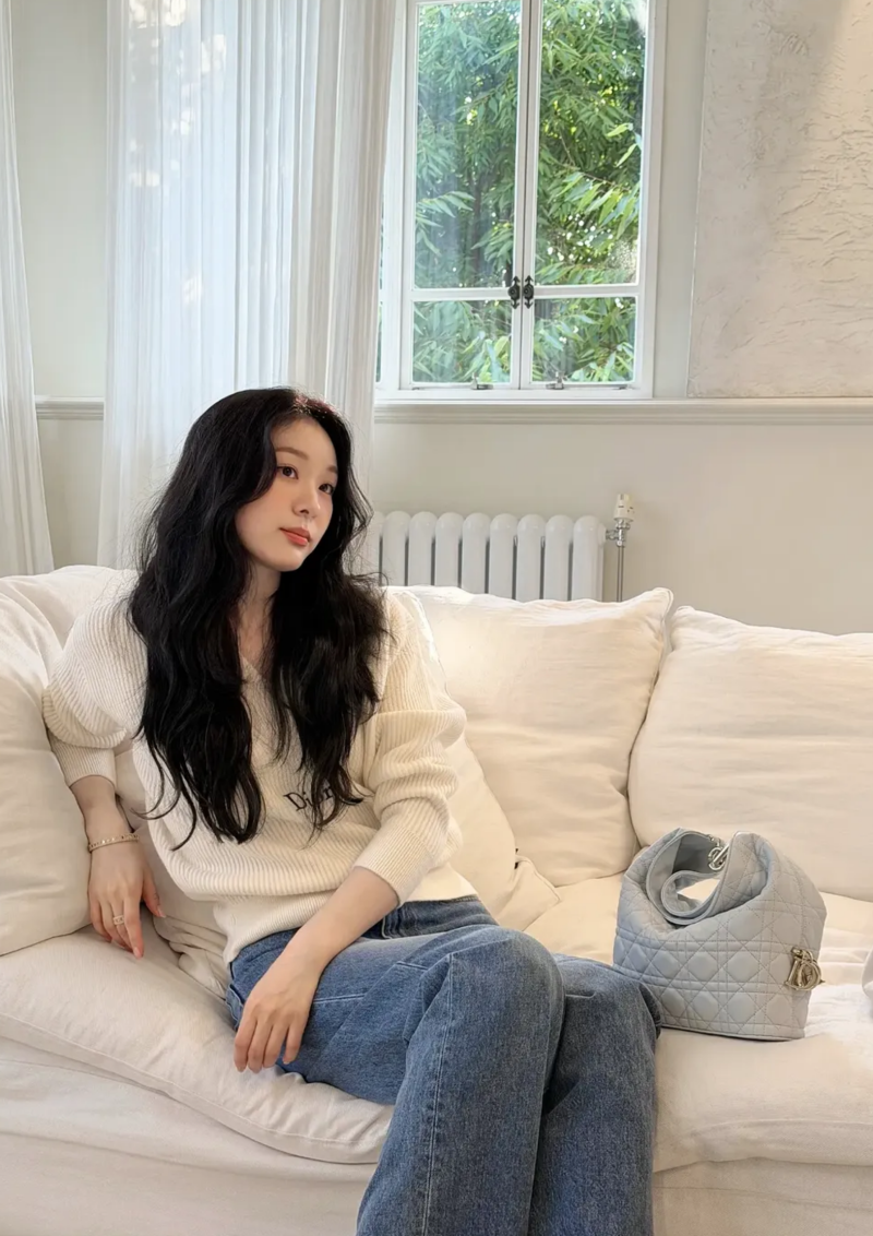 보자마자 저장한 김연아 착장 디올 호보백 오버사이즈 니트 주얼리 브랜드 가격 옷정보