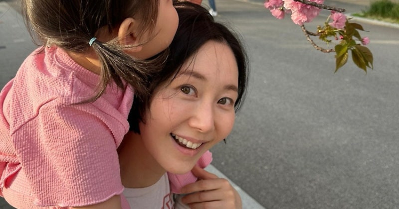 이유영, 9월 둘째 출산 앞두고 만삭 화보 공개…첫째 딸과 다정한 눈맞춤