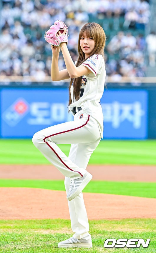 르세라핌 홍은채, 8월 29일 잠실 마운드 올랐다…'두린이' 찐팬의 시구