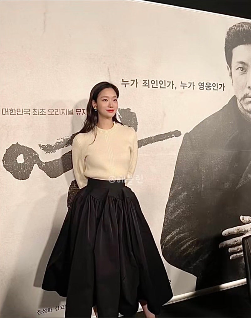 "Is she really 60?" The identity of the middle-aged actress who wasn't outdone even wearing the same outfit as Kim Go-eun