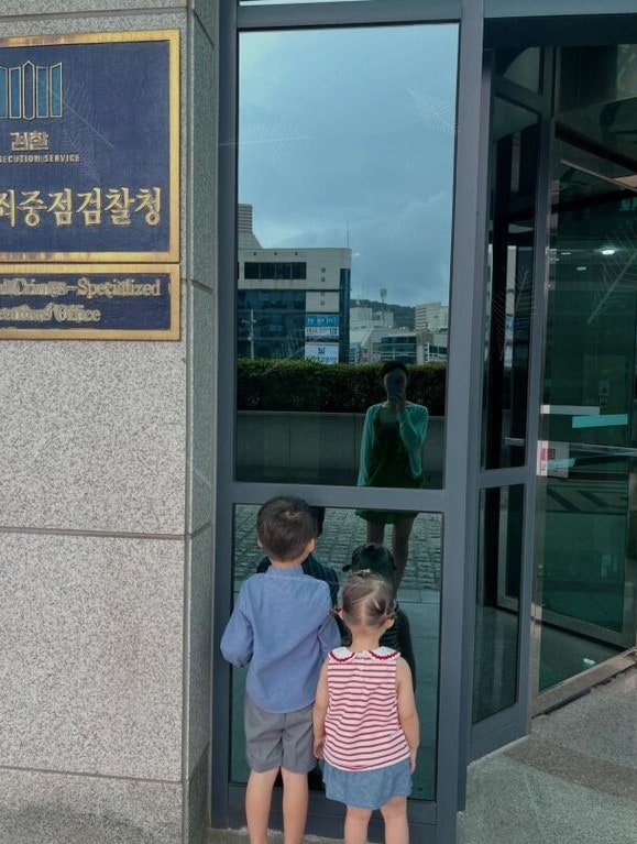 미남 검사 남편, 복직 2개월 만에 변호사 전향…아내 김수민이 공개한 현수막의 정체