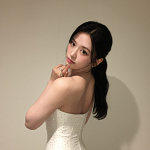 "드레스에 킬힐 대신 운동화?" 노출 없이 시상식 레전드 찍은 아이브 안유진의 반전 스니커즈....