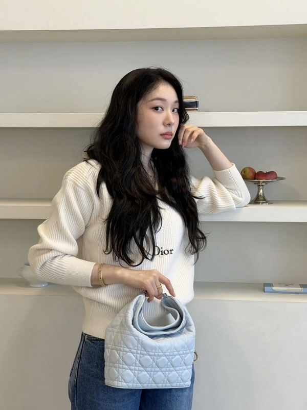 "흰 니트에 청바지뿐인데" 김연아 디올백으로 완성한 꾸안꾸 근황
