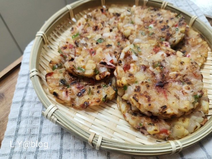 [레시피] 쫀득 바삭 감칠맛 폭발! 성시경·최화정 표 응용 오징어 감자전 만들기