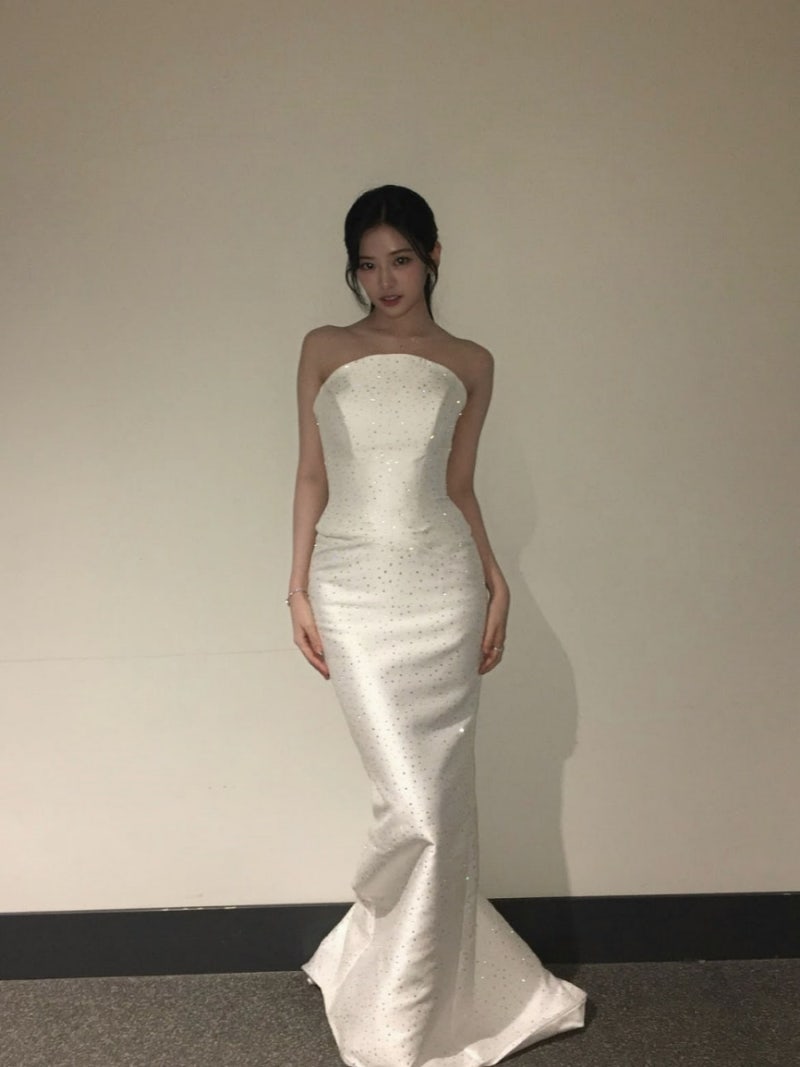 드레스 밑에서 ‘이게 왜 나와?’…안유진 시상식 룩, 마지막 3초가 더 화제였다