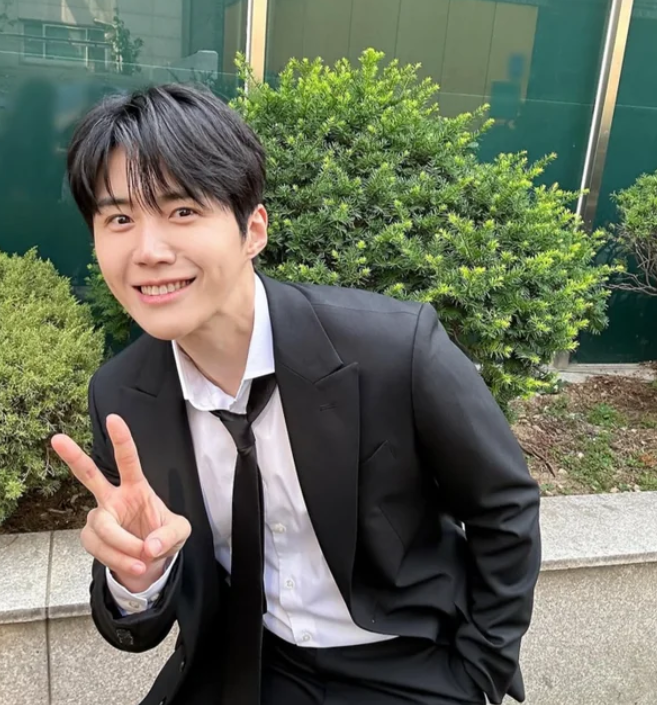 김선호 사진 공개되자 팬들이 먼저 지적한 한 가지 “그냥 원래 얼굴이 더 좋은데”