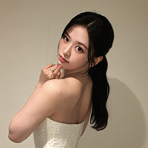 173cm 안유진 시상식 드레스 속 반전 운동화 "하이힐 대신 선택한 이유는?"