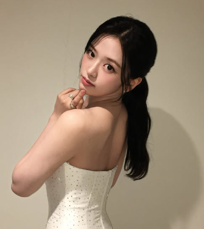 173cm 안유진 시상식 드레스 속 반전 운동화 "하이힐 대신 선택한 이유는?"