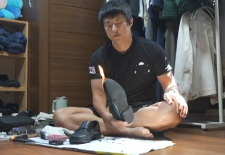Kian84 has worn the same pair of shoes for 7 years; what Kim Shin-young said when he pulled out a lighter