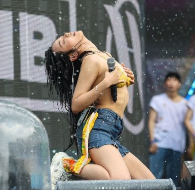 비비, 워터밤서 비키니 끈 풀렸다…당시 무대에 무슨 일이