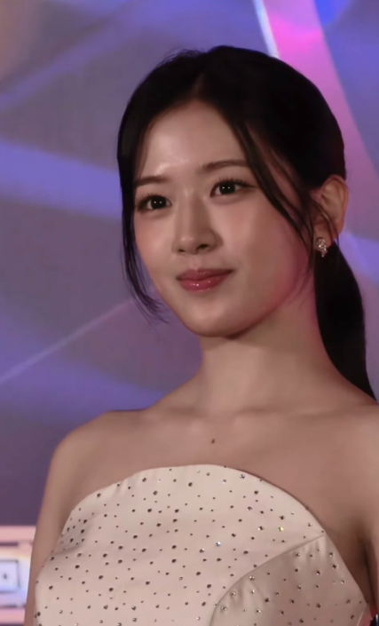 "안유진 스러워" 시상식 드레스 운동화 화제, 컨버스 척70 보우즈 화이트 가격은?