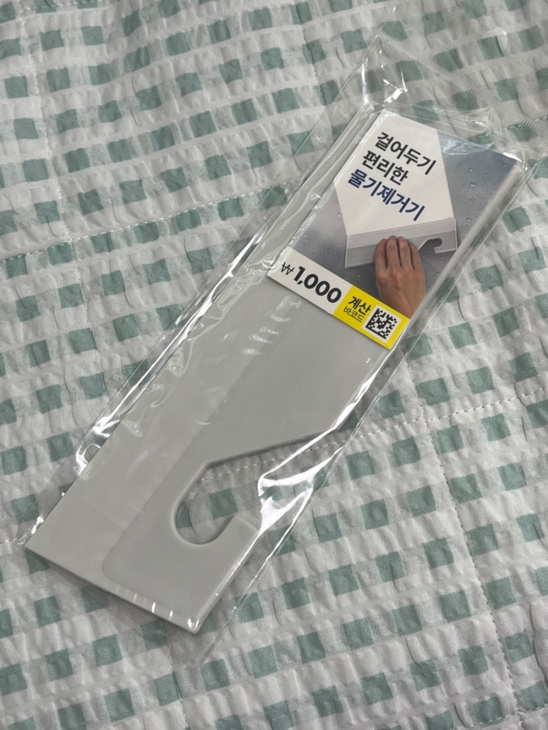다이소 주방청소 추천템_ 간편걸이 유리창닦이(싱크대 물기제거기)