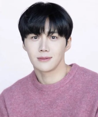 김선호 사진 보정 논쟁, 팬들이 “포샵 줄여달라” 한 이유