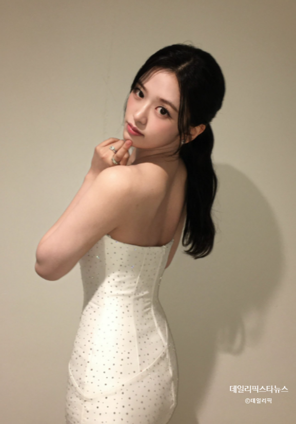 안유진 드레스 속 반전, 하이힐 대신 "이것" 신은 진짜 이유가 뭘까?
