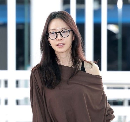 손나은 맞아? 기자들 카메라 속에서도 생얼 공항룩이 난리난 이유