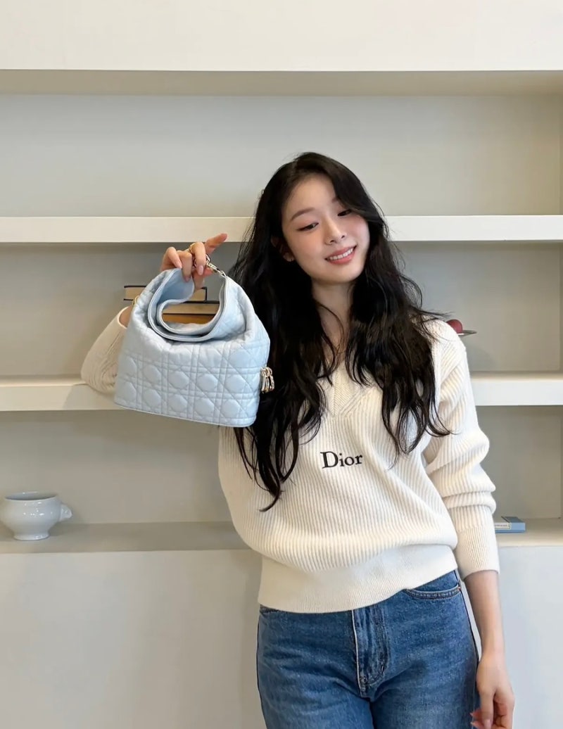 김연아 디올 가방 뚜주흐 호보백 가격, 화이트 니트 청바지 패션