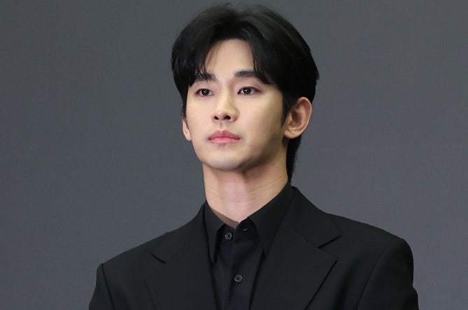 김수현, 다시 돌아온다. 1년 6개월의 침묵 끝에 국내 공식석상··· 그 동안 무슨 일이 있었나