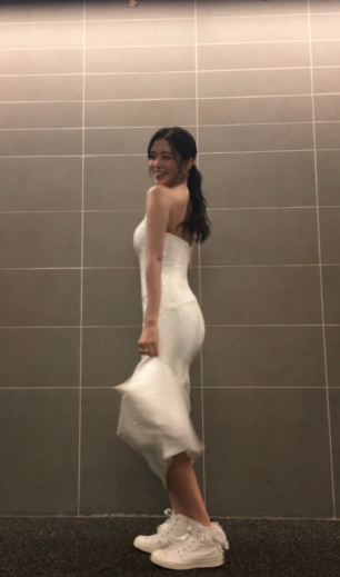 IVE安兪真克服膝蓋傷勢，頒獎典禮禮服搭配Converse運動鞋的時尚品味