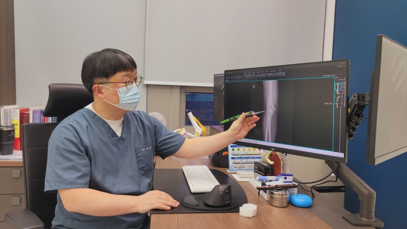 석촌동 정형외과, 팔꿈치 통증 파스 붙이면 괜찮아지는데 왜 자꾸 다시 아플까요?