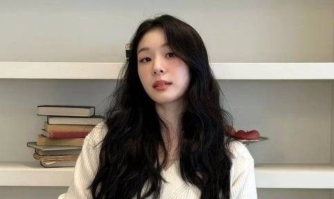 올해 초엔 싼티 소리까지.. 김연아가 디올 신상 백에 맞춘 니트 청바지룩