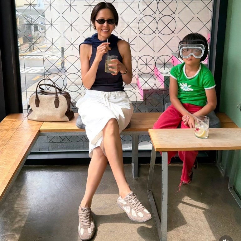 “셋이 약속이라도 했나?”…강민경·김나영·차정원이 줄줄이 신은 운동화