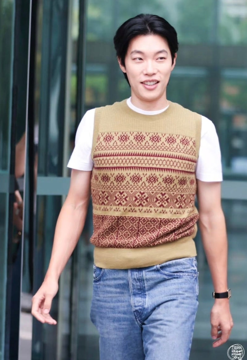 패셔니스타도 어려웠나.. 명품 조끼 하나로 호불호 갈린 30대 배우 패션