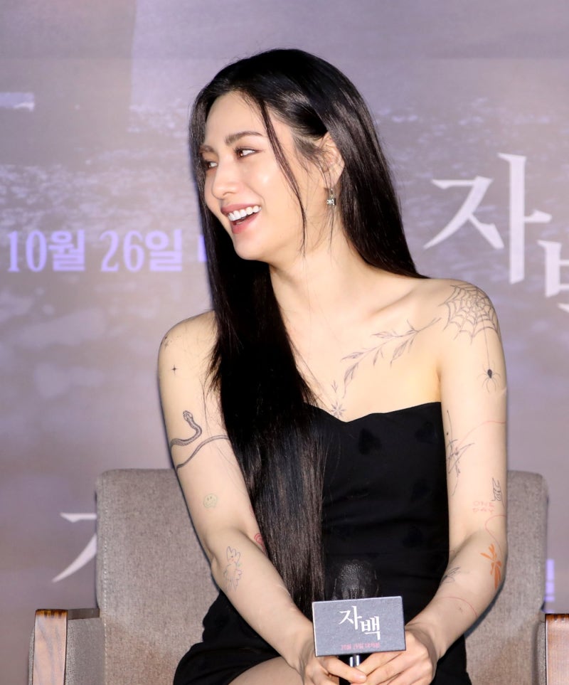 어머니 한마디에 결국 전신 타투 다 지운 나나, 발목에 남긴 딱 하나 뭐길래