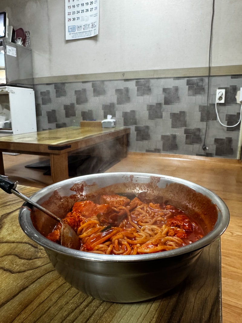 가성비 있게 느낄 수 있는 50년 세월의 로컬 감성, 대전 두부두루치기 현지인 맛집 적덕식당