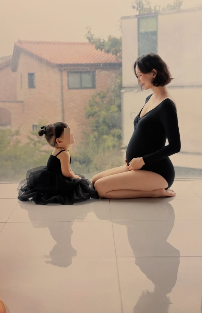 이유영 만삭 화보 딸과 검정 매칭, 9월 출산 전 사진 한 장에 담긴 2년의 기록
