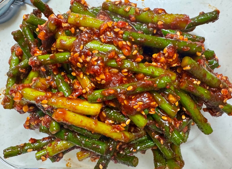 매콤달콤 아삭한 밥도둑! 초간단 마늘쫑무침 레시피
