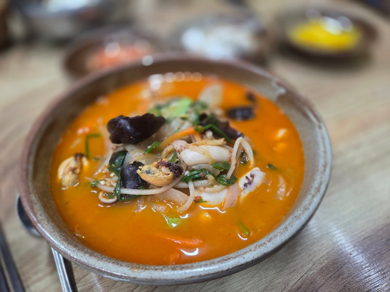 昌原龍湖洞中式餐廳百年海鮮麵：ILLIT 也曾造訪的在地美食