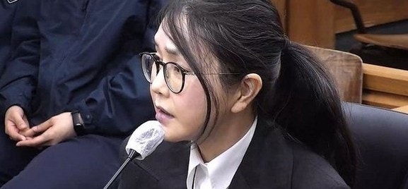 링거 꽂은 채 법정에…김 여사 측근 증언, 방청석이 무너졌다