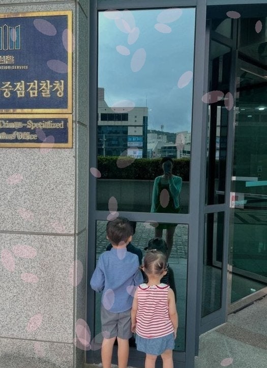 "정용진"이 검사였다? 아내 김수민이 건 현수막, 웃음과 감동 사이에서 갈린 시선