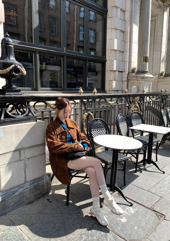 강민경 님 인스타 사복 패션 아비에무아 스웨이드 자켓 미우미우 가방 휠라 운동화 가격 정....