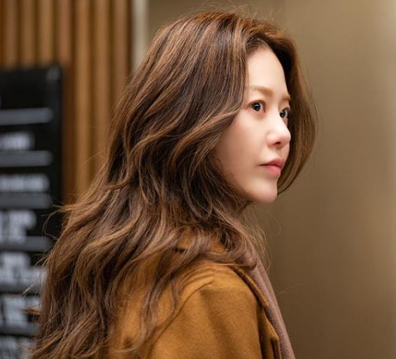 "55세 맞아?" 고현정처럼 어려 보이는 50대 헤어스타일, 포인트는 "이것"