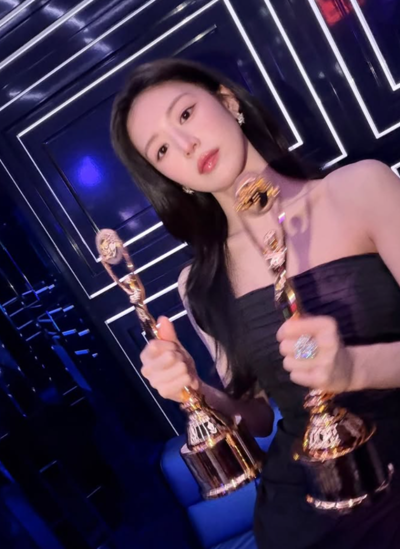 [셀럽패션] 고윤정 인스타그램 패션! 청룡 드레스부터 가발 사복까지 반전 매력