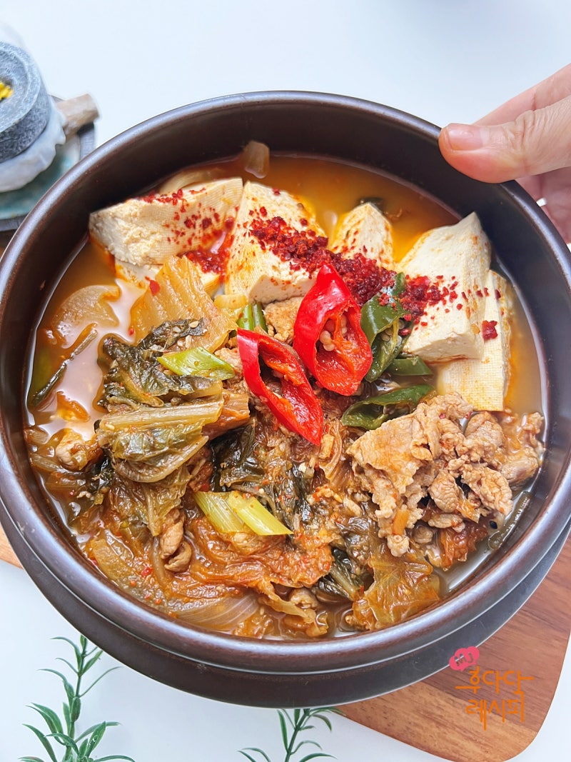 돼지고기 김치찌개 레시피 3단계 육수로 진하게 끓이는법