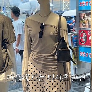 아디다스 오리지널스(adidas Originals)의 롱슬리브 오프숄더 셔츠