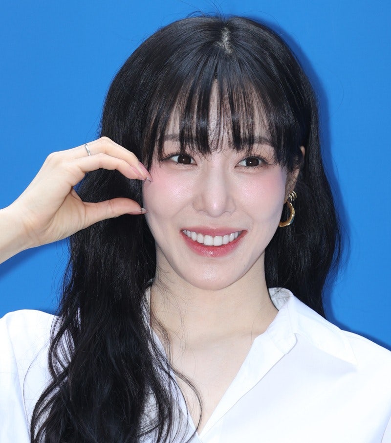 변요한 티파니 하와이 신혼여행, '꽃 든 손' 사진이 화제 된 이유