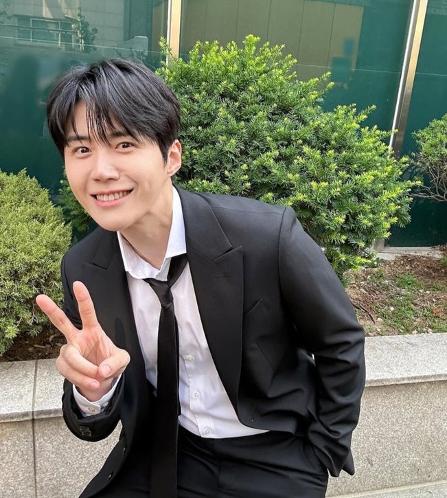 김선호 공식 사진에 팬들이 뿔난 진짜 이유, 보정이 지운 건 얼굴이 아니었다