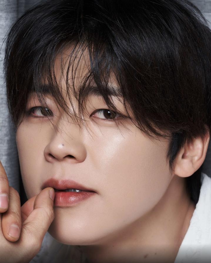 트로트 가수 박지현, 무대를 사로잡는 매력적인 트롯 왕자