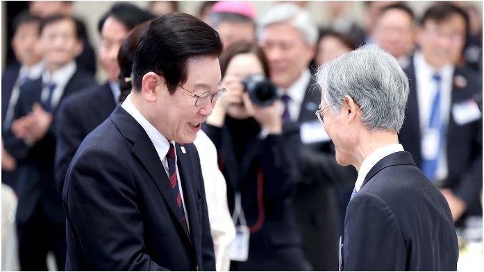 시장과 맞서고 사법부 때리면서 퍼주기로 지지율 올리나