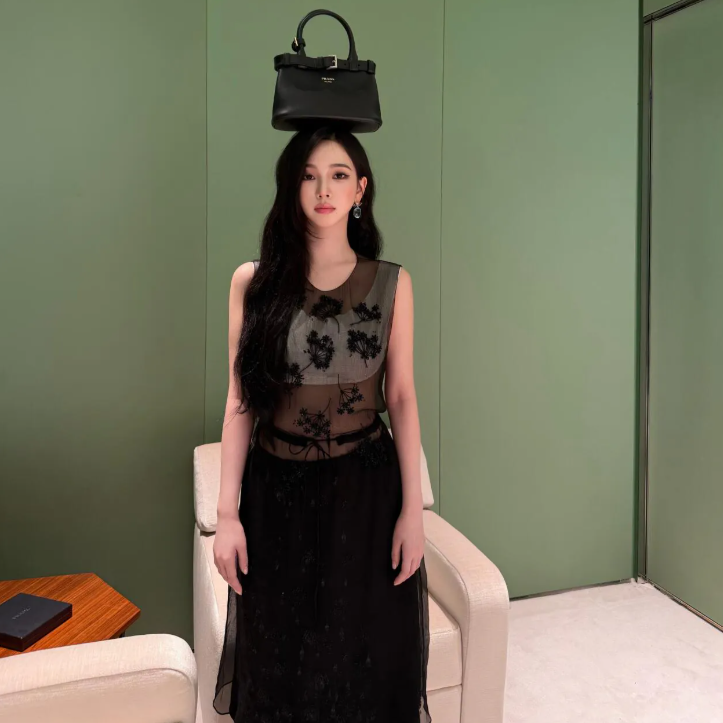 “카리나 아니면 소화 가능했을까?”…호불호 갈린 프라다 블랙드레스