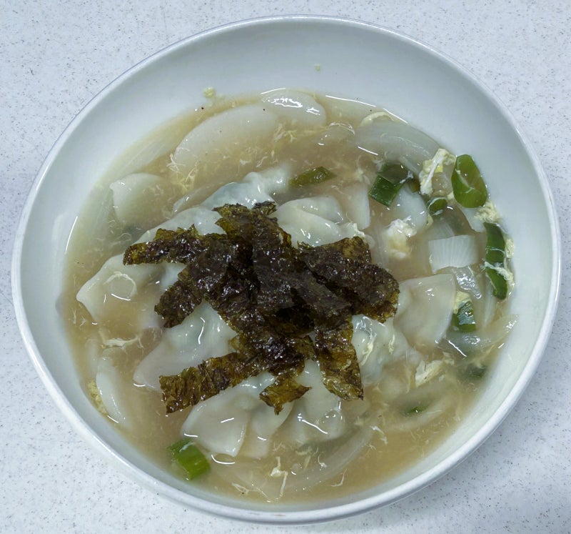 떡만둣국 레시피｜코인육수, 국간장으로만 끓이는 초간단 국물 맛내기 10분 떡만둣국 만드는....