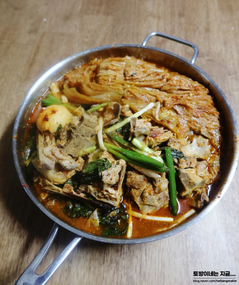 감자탕 끓이는법 돼지등뼈 뼈다귀 묵은지 감자탕 레시피