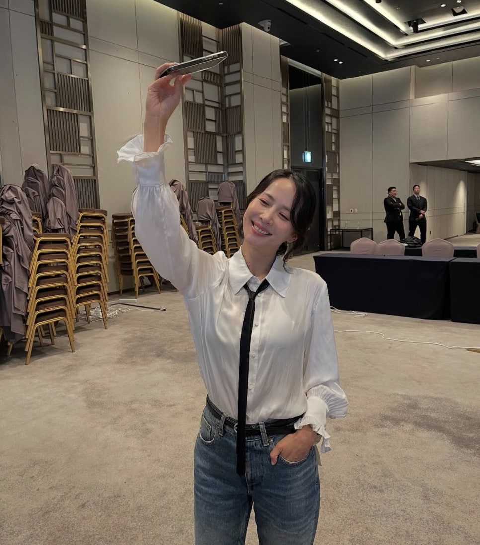조여정 단발에 크롭 셔츠까지, 40대 셔츠룩이 이렇게 시원해?