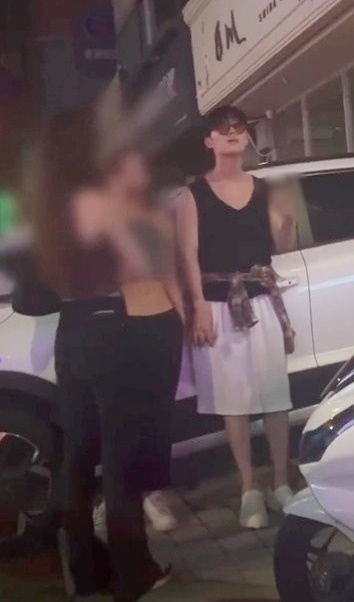 최현욱 또 터졌다…전라 노출·꽁초 투기 이어 이번엔 ‘만취 라이브’