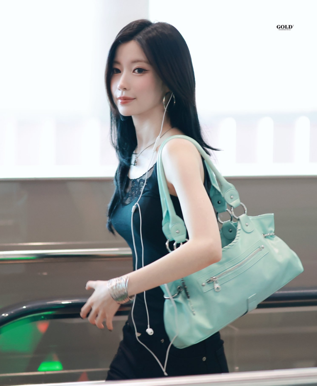 베이비몬스터 아사 공항 패션 속 민트 가방 정보 / @세이스튜디오 (SEYSTUDIO)