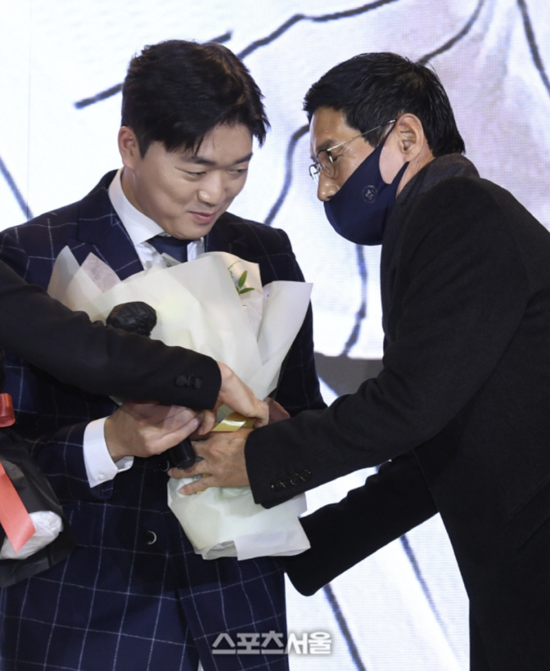 "염경엽 감독은 왜 고우석 자리까지 만들었을까요? 숨겨진 LG 복귀 구상 혹시 아세요?