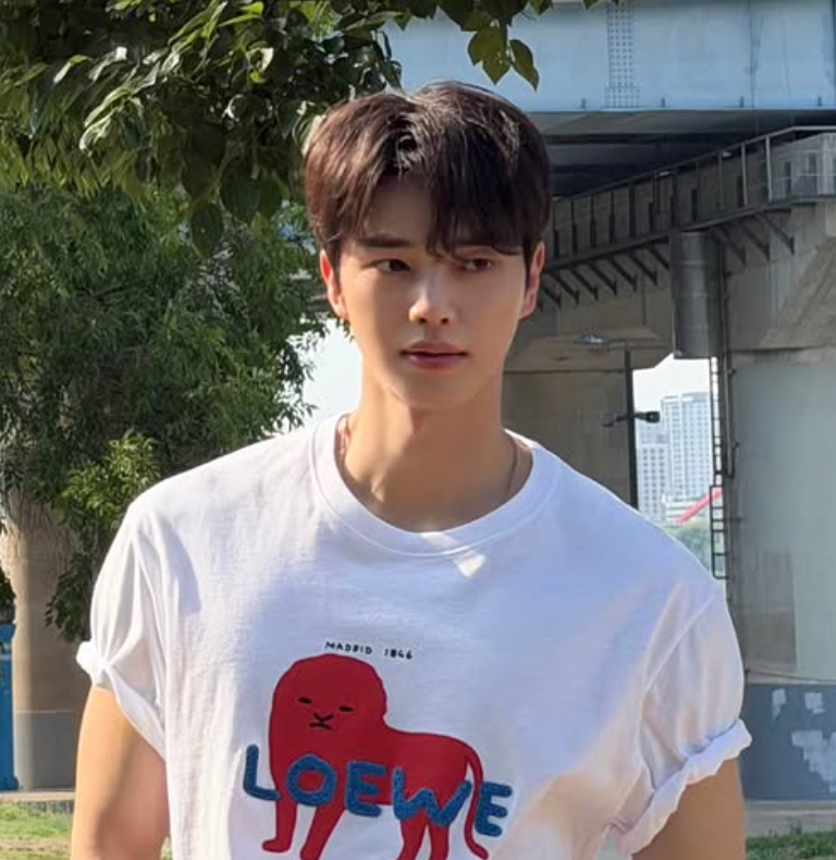 송강 프로필 집중탐구 "180cm 할아버지 유전이었다?" 전역 후 복귀작·나이·MBTI 총정리